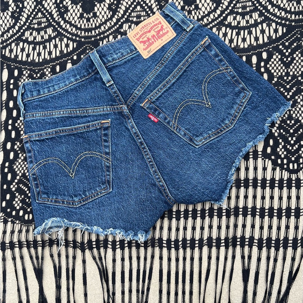 NWOT Levi’s 501 HighRise Button Fly Cutoff Denim Shorts Dark Blue Indigo Wash 25 - Picture 3 of 11